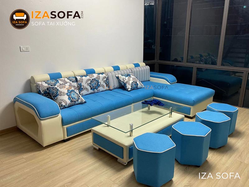 Sofa màu xanh hiện đại với tường trắng